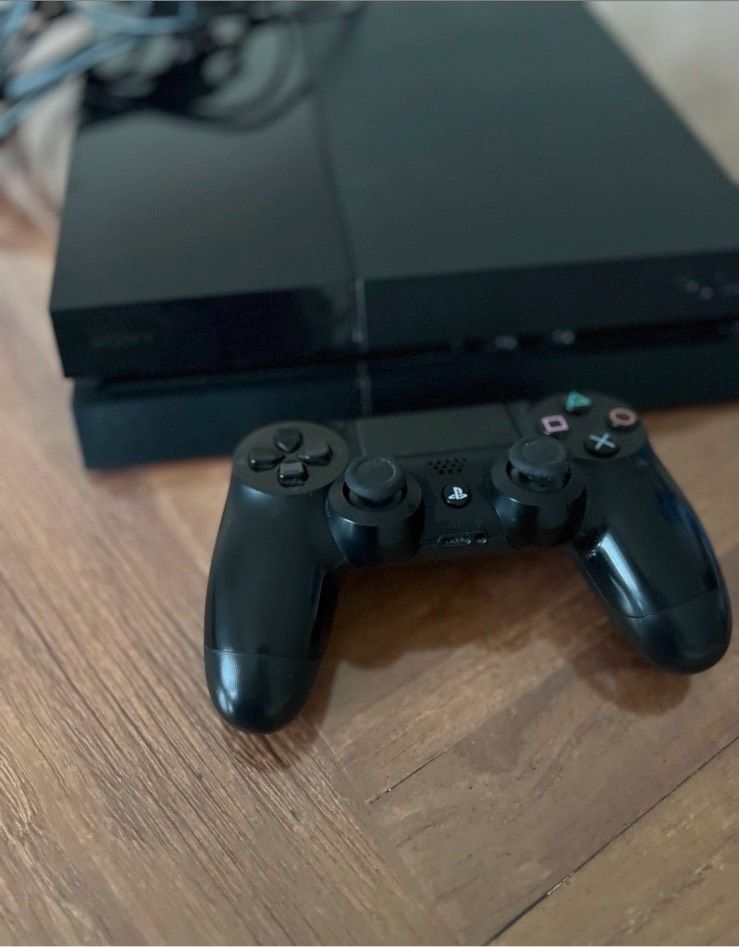 PlayStation 4 + Controller in Paderborn