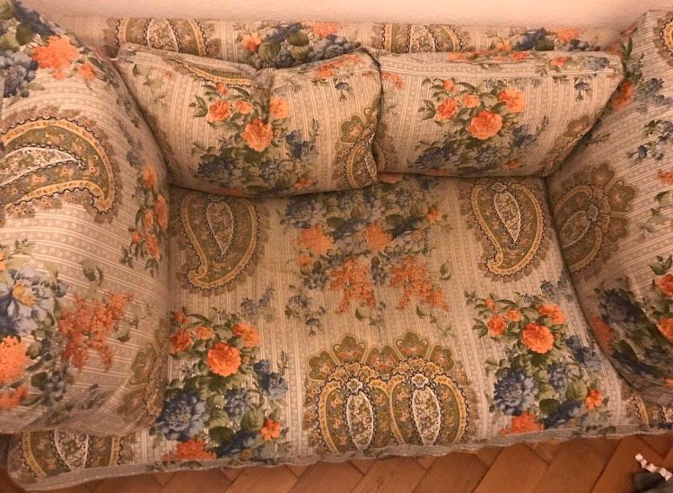 Schöne alte Couch zu Verschenken gegen selbstabholung in München