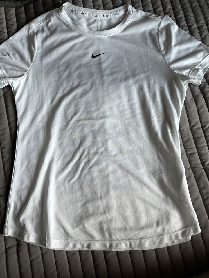 Nike Trainingsshirt Gr. 146-156 in Uetze