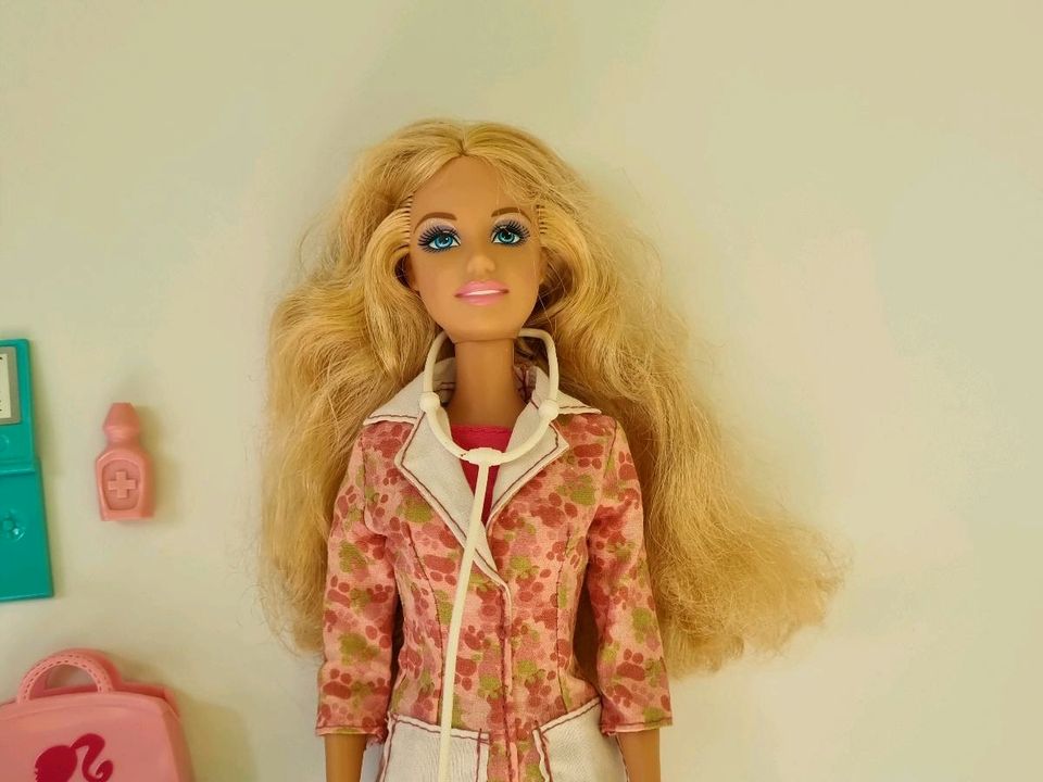 Mattel Barbie komplett vollständig Tierarzt Tierärztin Pferd Katz in Heringen (Werra)
