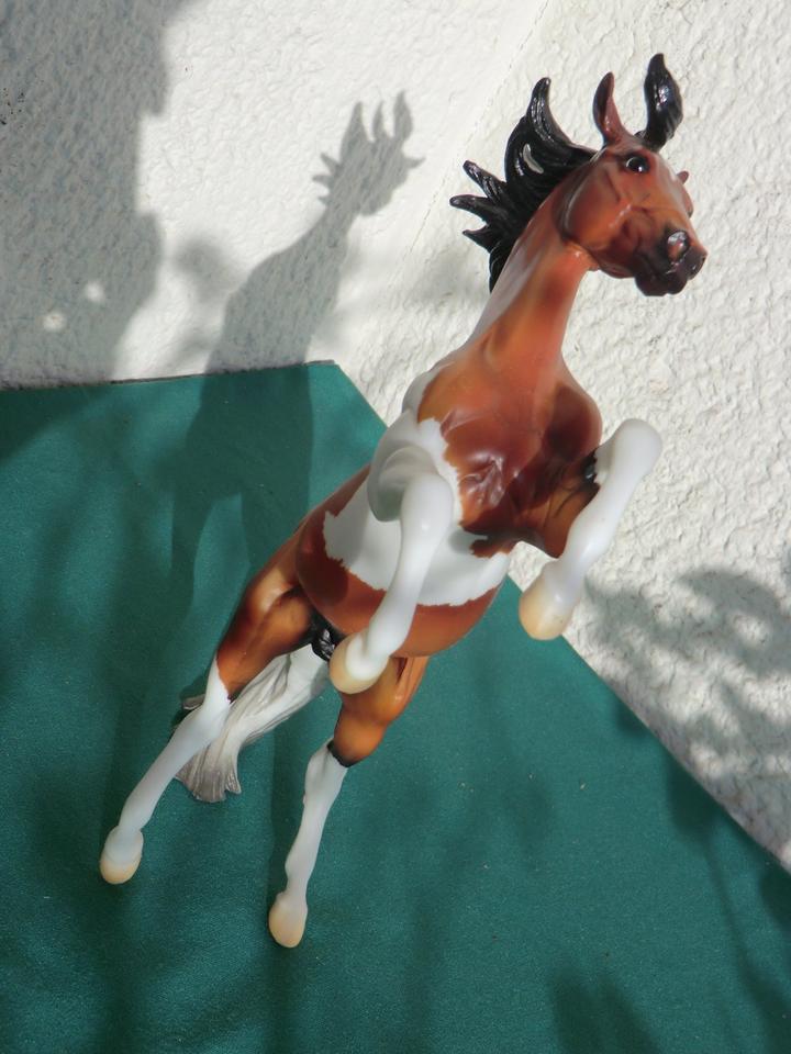 MODELLPFERD BREYER SILVER BAY PINTO TREASURE HUNT USA 2006 LSQ in Oberursel (Taunus)