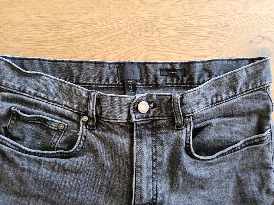 H&M Shorts Gr. 30 slim fit grau kurze Hose Jeans Jeansshorts in Regensburg