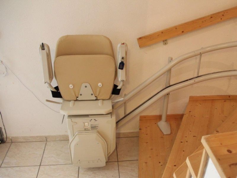 Gebrauchter Treppenlift für kurvige oder gerade Treppen, mit Garantie ✅, fertig eingebaut ab in Köln
