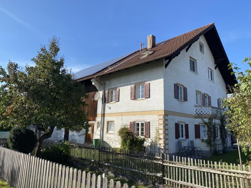 Bauernhof mit Wohn- und Gewerbenutzung sowie großzügige Wiesenfläche für Ihre Tierhaltung in Raisting nahe dem Ammersee in Raisting