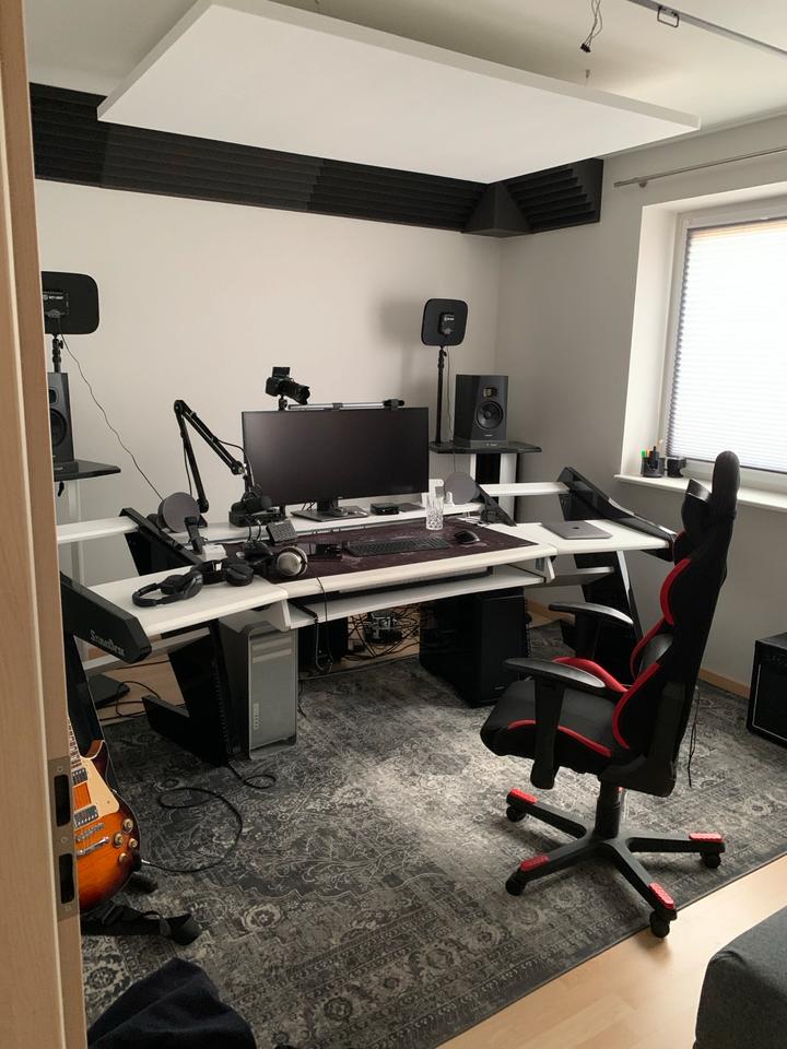 Studiodesk Pro Line SL White + 2x V-Tower Lautsprecher-Ständer in Loop Holstein