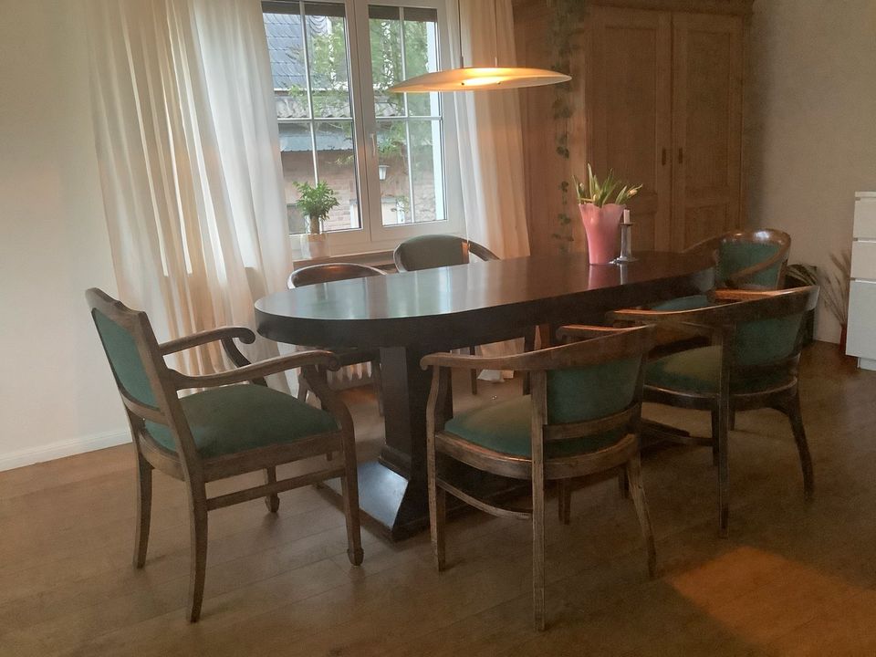 Tisch und sechs Stühle, antik in Ratingen