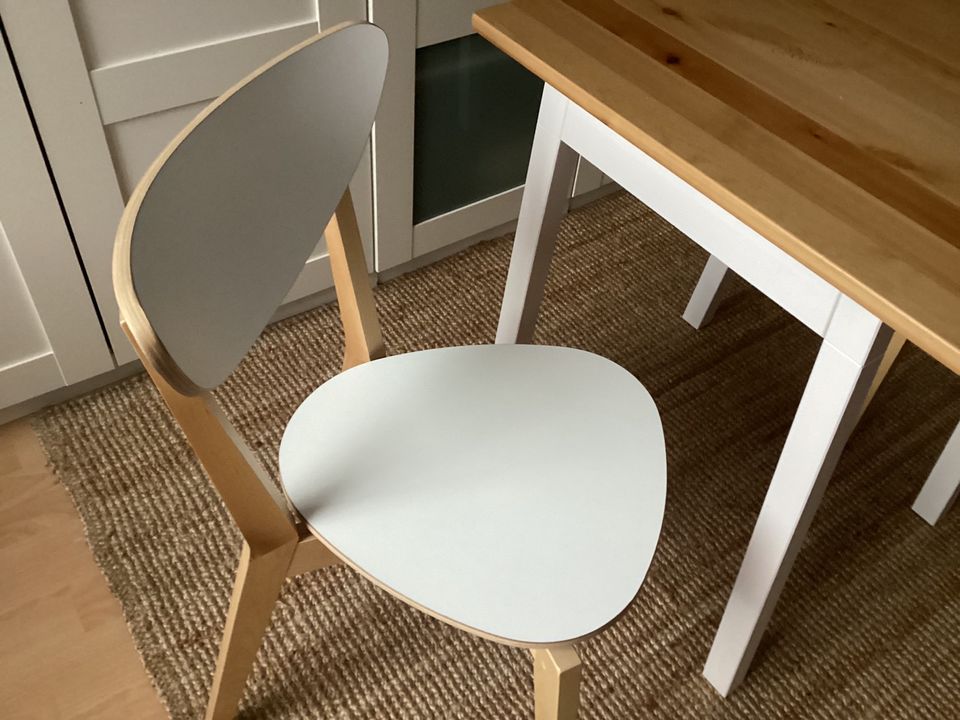 Tisch mit zwei Stühlen von Ikea in Hanau