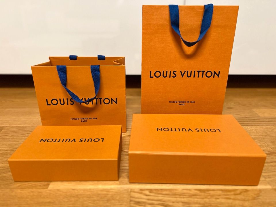 LV, Cartier, Omega,Hermes, Burberry, Dior und Bally Tüten/Kartons in Böblingen