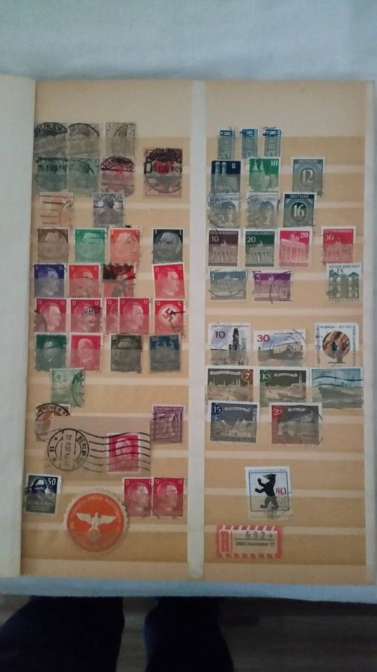 Zwei Briefmarkenalben mit verschiedenen Briefmarken in Garbsen