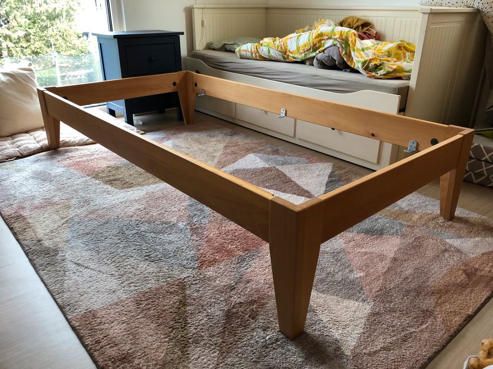 Bett 200x100cm Lattenrost + Nachttisch Buche Massivholz in Remchingen