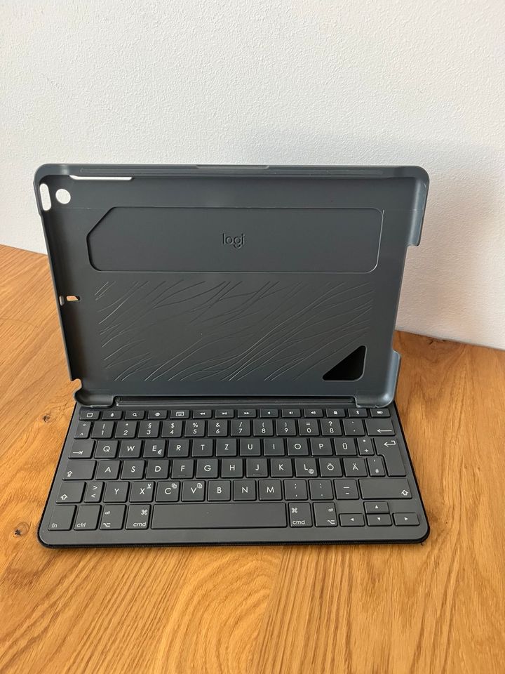 LOGITECH Slim Folio Tastatur-Case für iPad 5te und 6er Generation in München