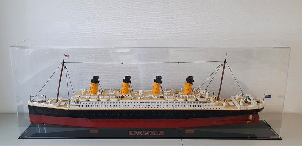 Lego Titanic 10294 mit Acryl-Vitrine in Bramsche