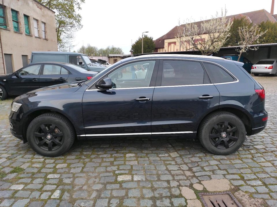 Audi Q5 2.0 TFSI farbe "Moonlight", fast schwarz. in Wolfsburg