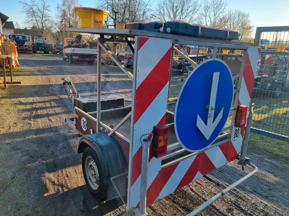 Nissen Absperrtafel VZ616 Verkehrssicherung Absperrtafel Verkehrssicherungsanhänger Sperrwand Verkehrsleittafel Verkehrsleitanhänger in Selters