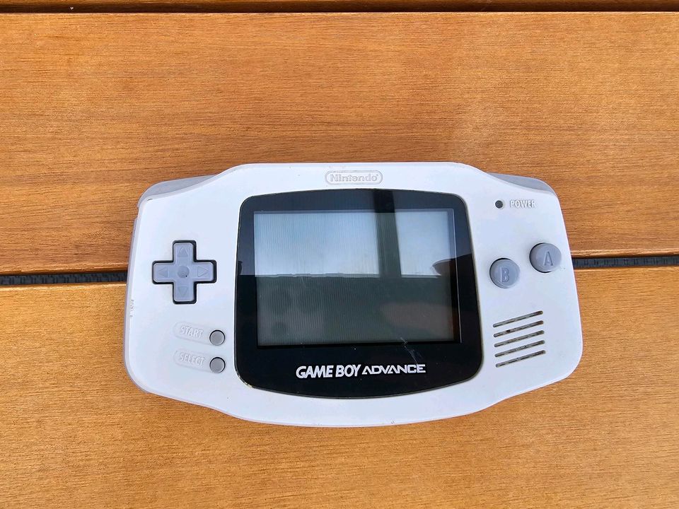 Gameboy Advance weiß in Bergneustadt