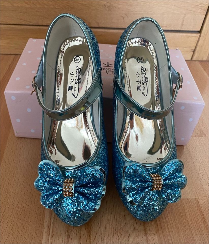 Mädchen Tanzschuhe blau Glitzer in Magdeburg