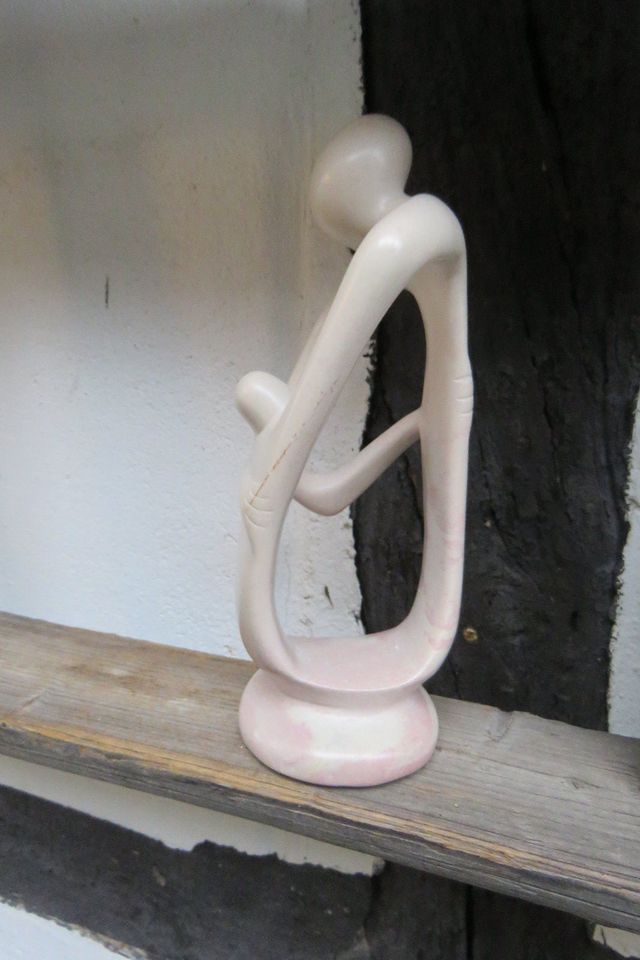 Mutter + Kind Skulptur Figur Kunstwerk Liebe abstrakt Kunst Stein in Leverkusen