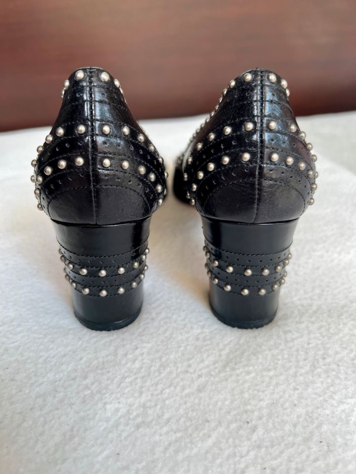 Orig. Prada Pumps Budapester Schwarz Leder Silber Nieten 36 in Hamburg