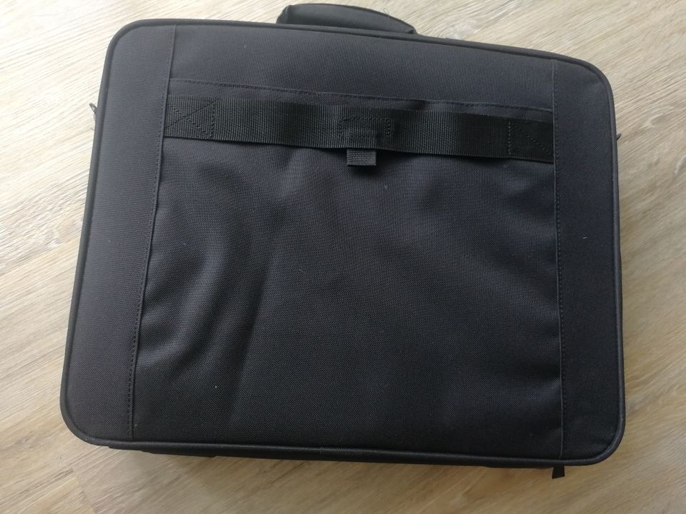 17 Zoll Computertasche TARGUS  mit abnehmbarem Schultergurt in Ronnenberg