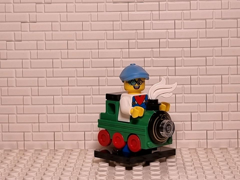 Lego Minifigur Junge mit Zug / Zugkostüm Lokführer in Mülheim (Ruhr)