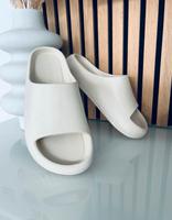 Pantoletten von Bershka beige/creme 37 NEU Bayern - Schwabach Vorschau