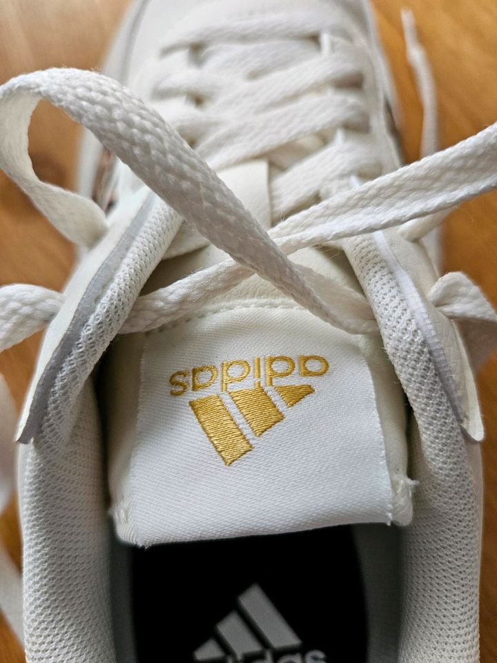Adidas Sneaker Leo in Herzogenaurach