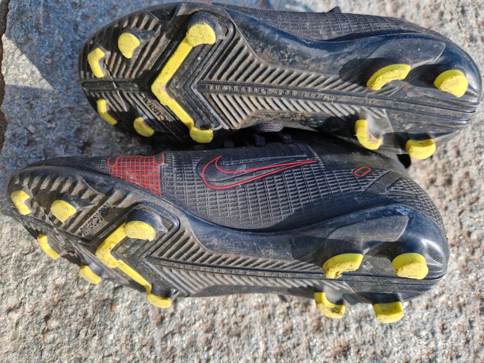 Nike Fussballschuhe in Langenpreising