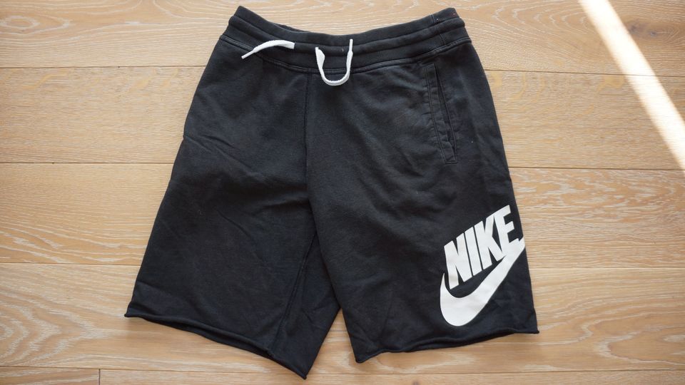 Nike Alumni French Terry  Shorts Schwarz Gr. M in München