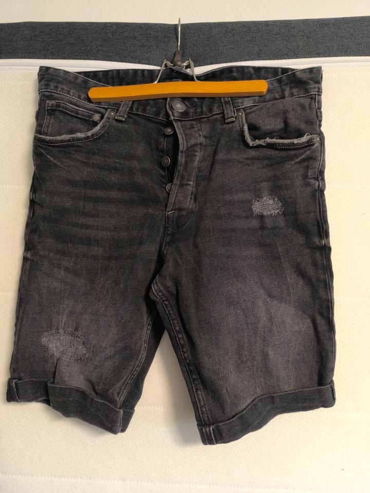 schwarze Shorts in Kirkel