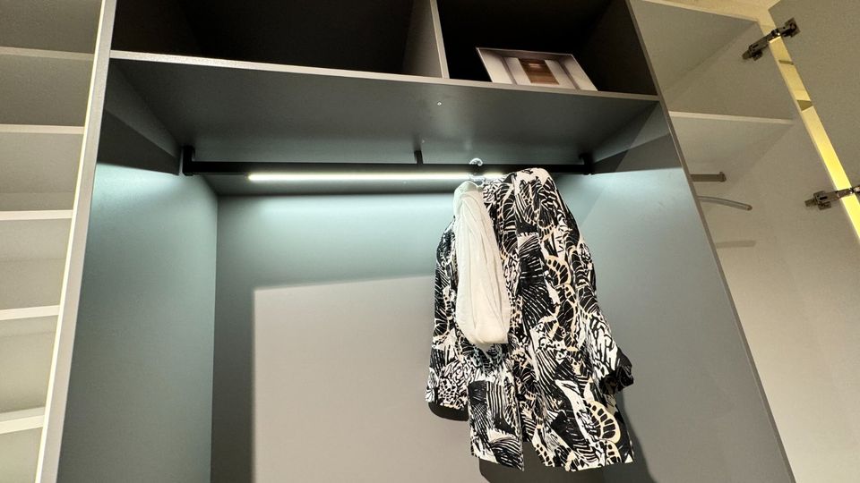 Garderobe Weiß/ Achatgrau, B: 240 cm, Garderoben/Schuhschrank in Werlte 