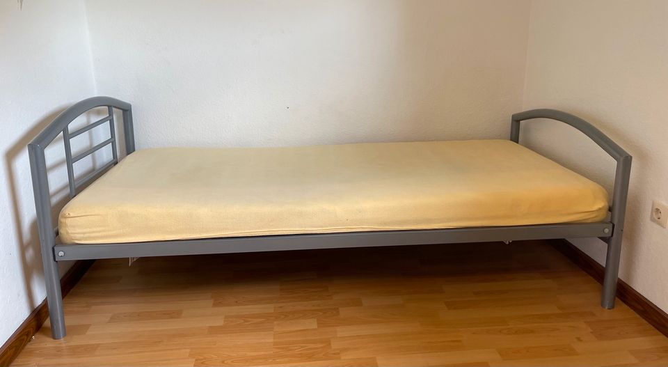 Bett mit Matratze in Reppenstedt