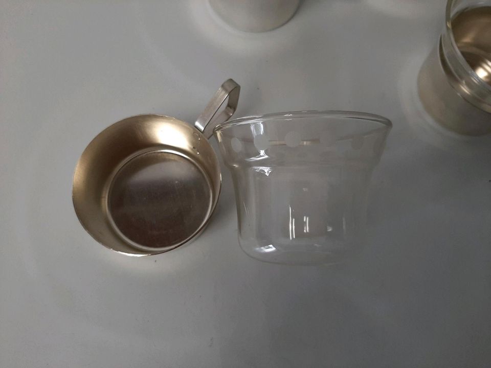 Gläser alte Teegläser im Aluminiumeinsatz Halter in Ronneburg