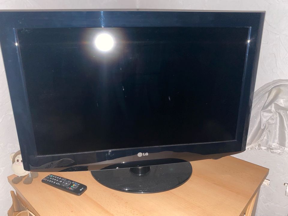 Lg fernseher HD - LCD tv 32LD320 in Wolfsburg