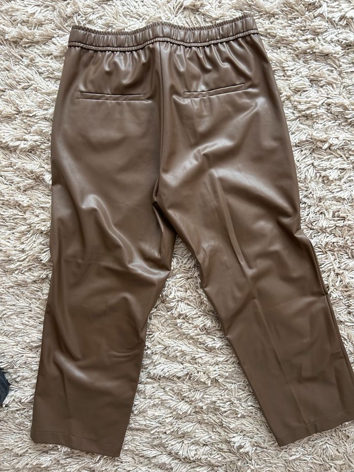 Neue Kunstlederhose 7/8 braun Bindegürtel 40 CAMBIO in Bad Soden am Taunus