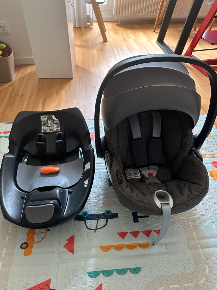 Babyschale Cybex platinum cloud q inkl. Base Isofix in München