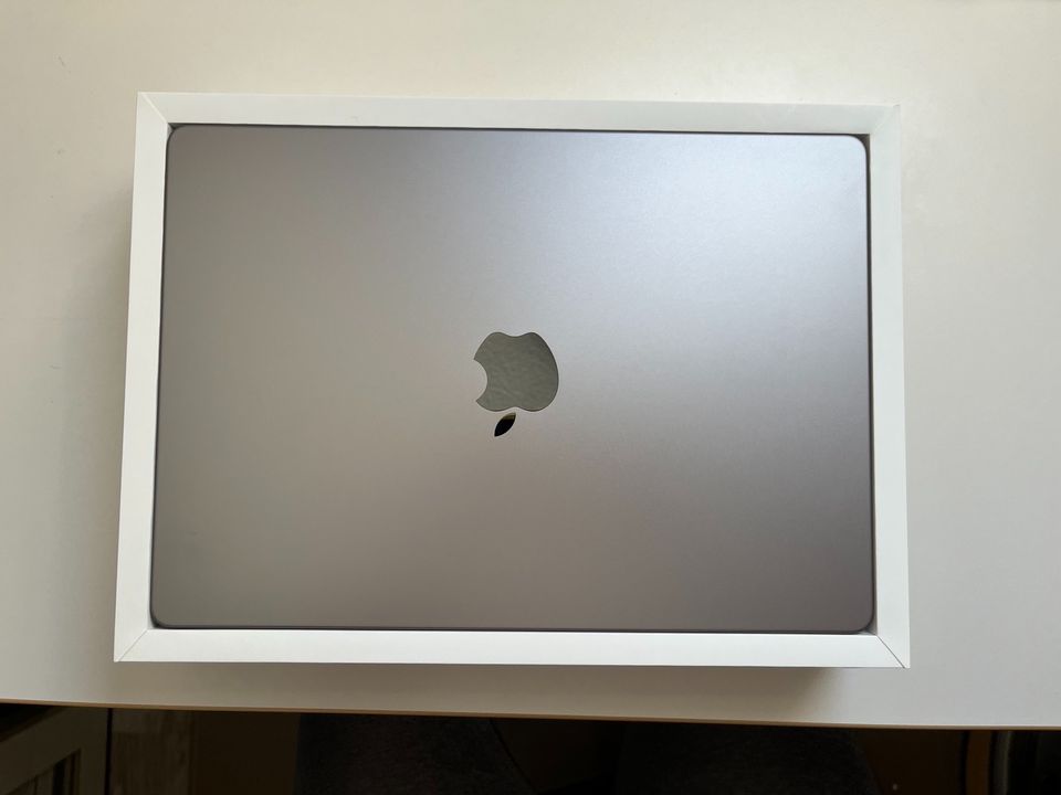 Apple MacBook Pro 14” in Dresden