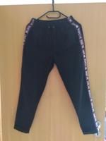 Schmale schwarze Hose mit Schriftzug Gr. M Marke Bershka Rheinland-Pfalz - Salmtal Vorschau