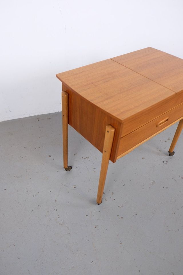 Mid Century Nähkasten Tisch Beistelltisch 60er 70er zu Teak in Gießen