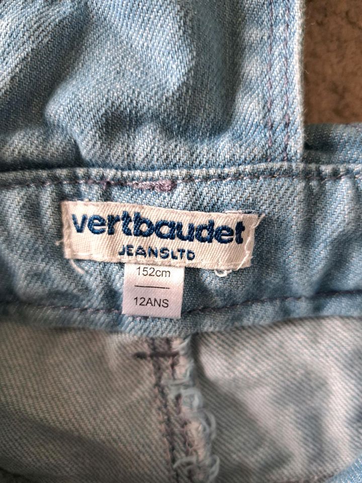 Vertbaudet -152- kurze Latzjeans - wie neu in Stuttgart