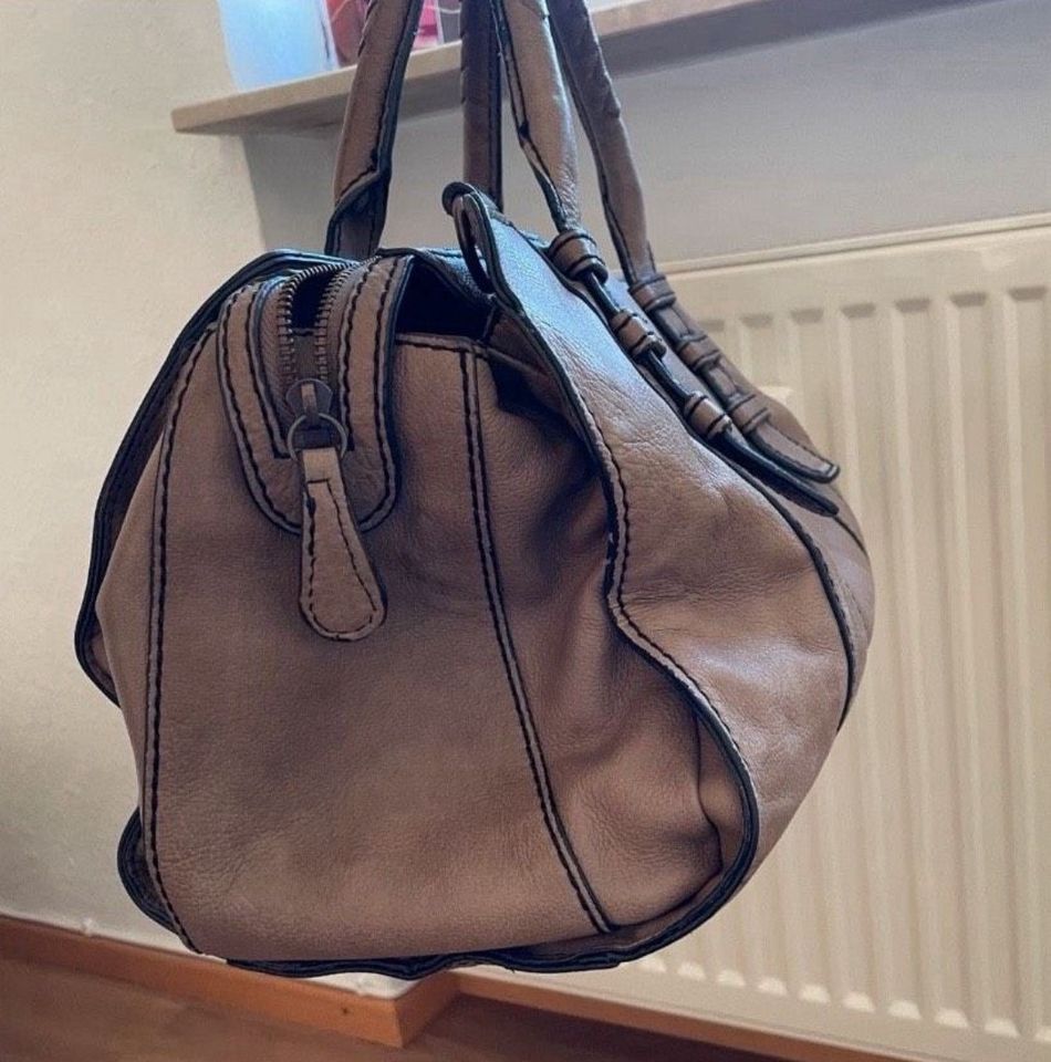 Liebeskind Leder Tasche „Marylin botala“ Akazie (beige-braun) in Bad Schönborn