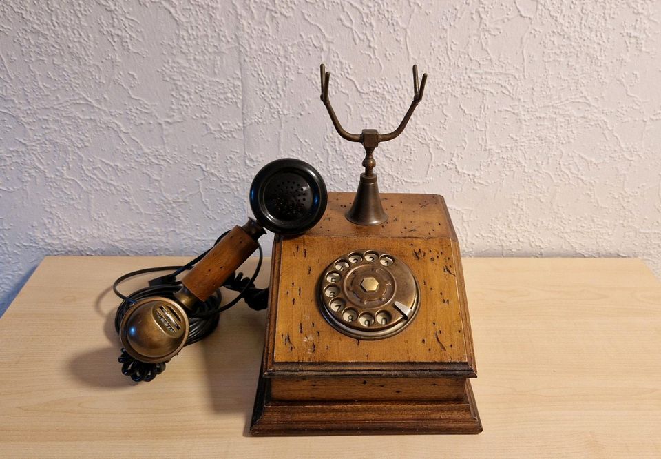 Altes Holz Telefon in Kaisheim