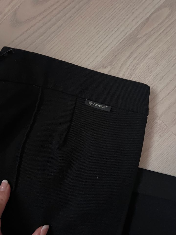 Moncler Hose Gr. 36 schwarz mit Art Gallonstreifen in Lehrensteinsfeld