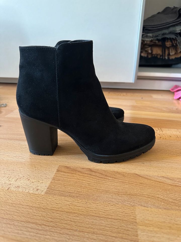 Schuhe hoch schwarz Stiegelletzen Damen 38 in Magdeburg