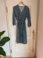 Blumenkleid mit V Ausschnitt bindegürtel tailliert XL München - Schwabing-West Vorschau