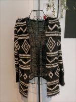 Schwarz / weiß gemusterte Strickjacke S-M Hessen - Gelnhausen Vorschau