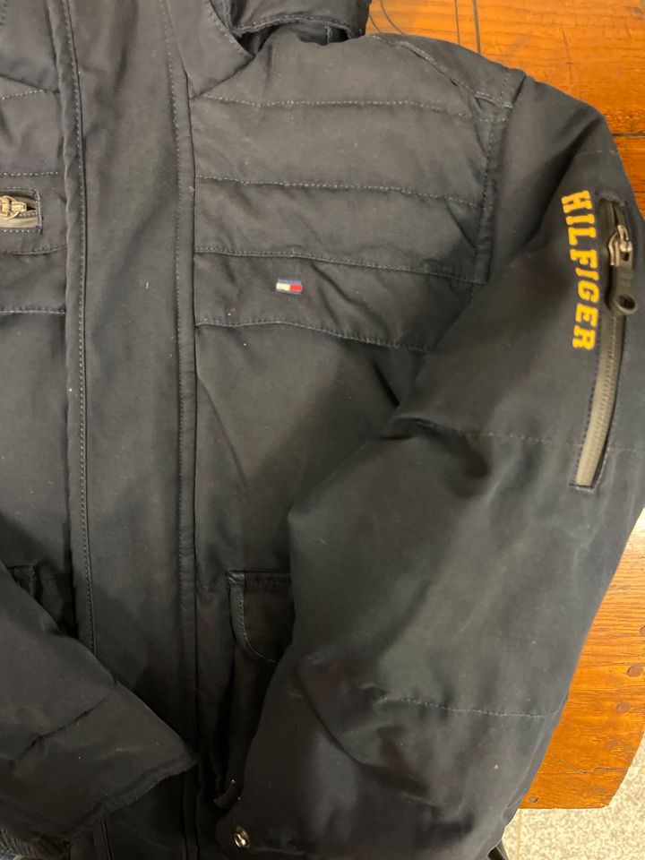 Dicke Winterjacke Hilfiger Gr. 128 dunkelblau in Berlin