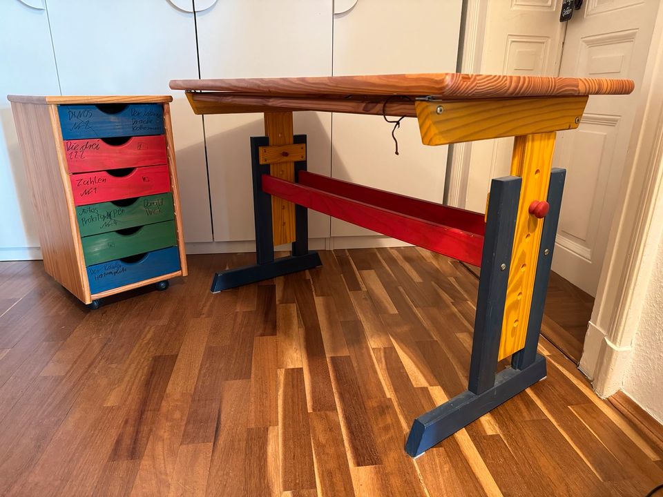 Verstellbarer Schreibtisch für Kinder aus Holz mit Rollcontainer in Leipzig