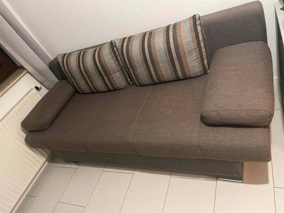 Schlafsofa / Couch mit Kissen in Reutlingen