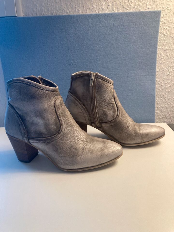 Leder- Stiefelette in grau-silber, Größe 37 in Düsseldorf