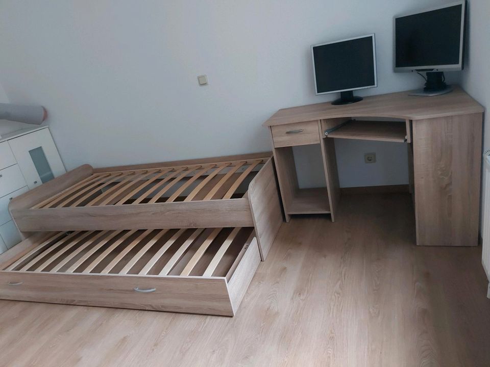 Set: Bett (2 st.) 2m×0,9 und Schreibtisch, sehr guter Zustand in Mainz